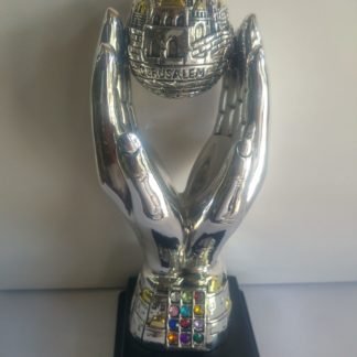 זוג ידיים עם כדור ירושלים