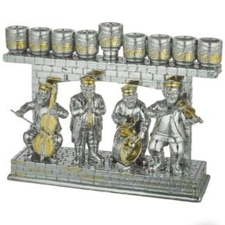 חנוכייה מהודרת מפוליריזן מוכסף עם חסידים מנגנים